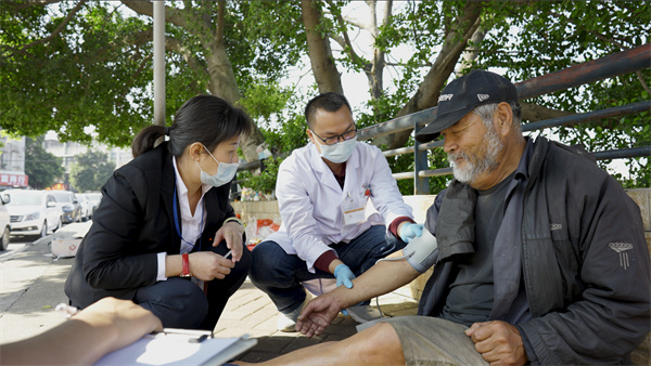 5.广州救助管理机构为街面流浪乞讨人员开展巡诊服务.jpg