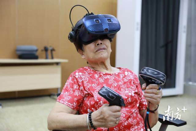 长者使用VR眼动仪完成认知筛查测试。 长者使用VR眼动仪完成认知筛查测试。